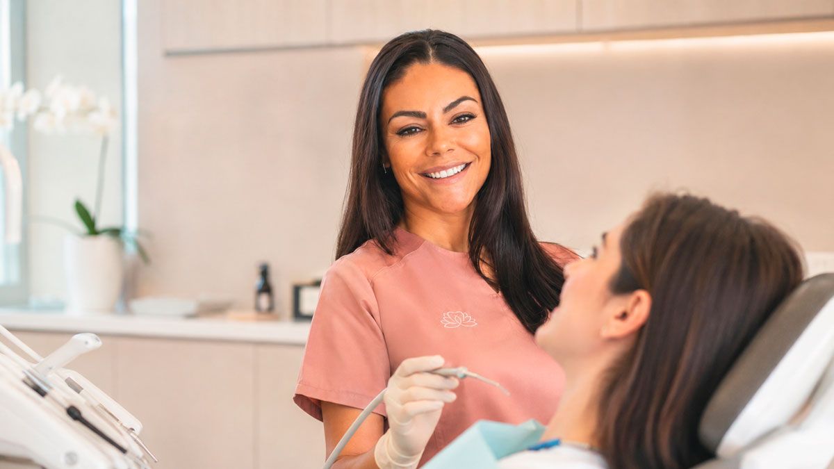 Dentista de Almela Clínica Dental realizando una limpieza dental en Castellón
