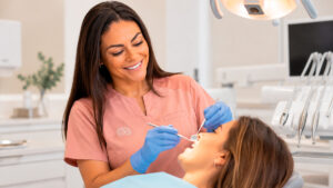 Revisión y pulido de carillas dentales en Almela Clínica Dental (Castellón)