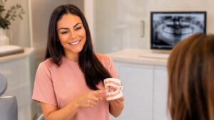 Dentista explicando qué hacer ante un dolor de muela en Castellón